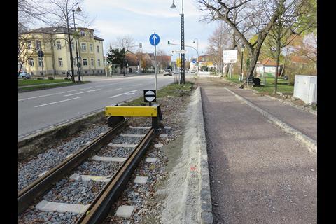 The Naumburg tramway extension was funded by the city and the Land of Sachsen-Anhalt, as well as by sponsorship of electrification masts and sleepers by the public and local businesses.